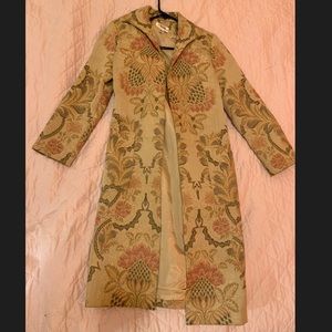 Gorgeous long fitted coat with classy pattern